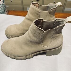 Steve Madden Boots Womens 9M Howler Chelsea Beige Suede Leather Lug Sole Pull On
